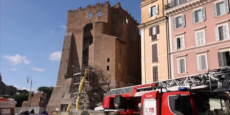 Tarihi Miras Alarmı: Roma’da 13. Yüzyıl Kulesi Restorasyon Sırasında Çöktü