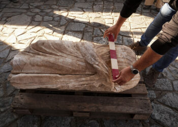 Efes Antik Kenti’nde Roma Dönemi Erkek Heykeli Bulundu