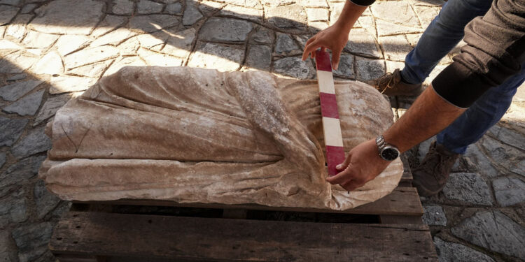 Efes Antik Kenti’nde Roma Dönemi Erkek Heykeli Bulundu