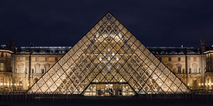 Paris Louvre Müzesi Yönetimi Alarmda: Depoda Su Baskını