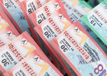 Zabıta Ekipleri Cami Önünde Piyango Satışı İçin Teyakkuzda