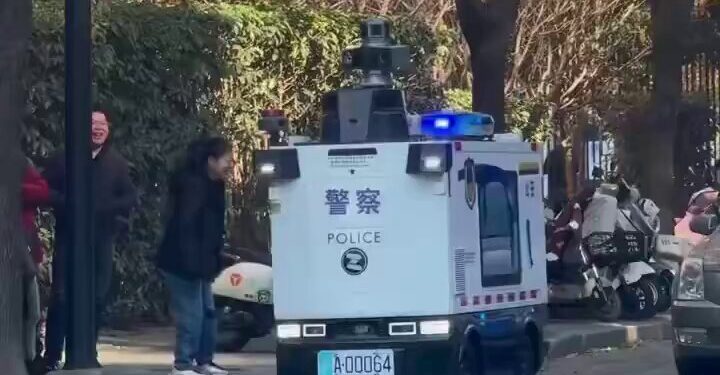 Çin Yapay Zekalı Polis Araçları Vatandaşla Sesli İletişim Kuruyor