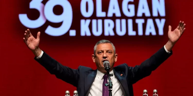 Özgür Özel Yeniden Genel Başkan: CHP’de Liderlik Güçleniyor, İkinci Dönem Başladı 🇹🇷