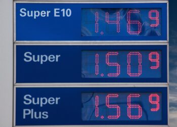 Benzin istasyonunda Super E10, Super ve Super Plus yakıt fiyatlarını gösteren dijital tabela.