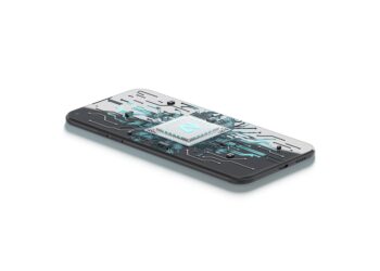 Üzerinde elektronik devreler ve mikroçip bulunan siyah renkli akıllı telefon.