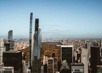 New York silüeti ve gökdelenlerin arkasında sonbahar renkleriyle kaplı Central Park.
