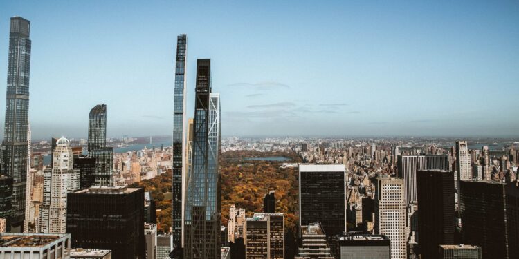 New York silüeti ve gökdelenlerin arkasında sonbahar renkleriyle kaplı Central Park.