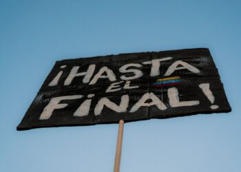 Üzerinde İspanyolca İshasta El Final yazılı siyah bir tabela gökyüzüne doğru tutuluyor.