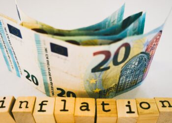 Ahşap 'inflation' harf blokları arkasında duran mavi euro banknotları