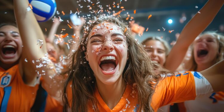 Üzerine renkli konfetiler düşen, büyük bir coşkuyla bağıran voleybolcu kız.