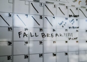 Üzerinde Fall Break yazan ve tarihler çarpı ile işaretlenmiş beyaz takvim.