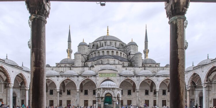 Sultanahmet Camii avlusunda dolaşan insanlar ve avlu ortasındaki şadırvan