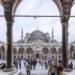 Sultanahmet Camii avlusunda dolaşan insanlar ve avlu ortasındaki şadırvan