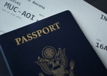 Uçak bileti ve ABD pasaportu masanın üzerinde duruyor.
