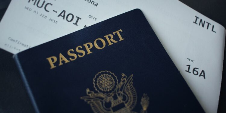 Uçak bileti ve ABD pasaportu masanın üzerinde duruyor.