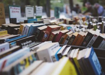 Açık havada sergilenen ikinci el kitapların tezgahlar üzerinde sıralandığı kitap pazarı.