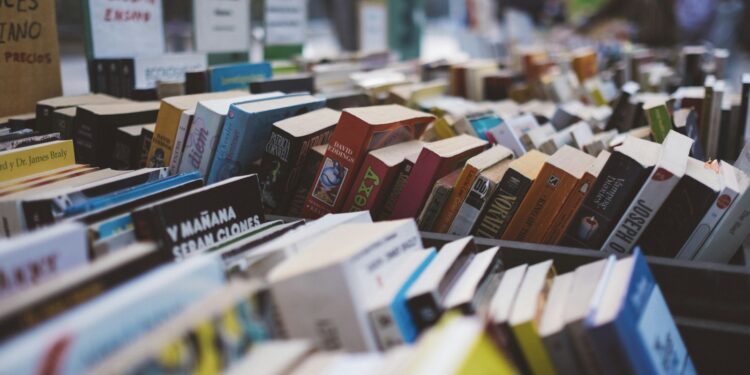 Açık havada sergilenen ikinci el kitapların tezgahlar üzerinde sıralandığı kitap pazarı.