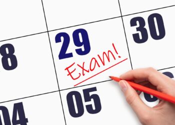 Takvim yaprağında 29 gününün üzerine kırmızı kalemle Exam! yazılıyor.