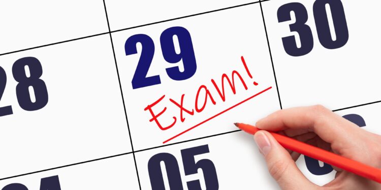 Takvim yaprağında 29 gününün üzerine kırmızı kalemle Exam! yazılıyor.