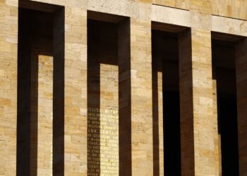 Anıtkabir sütunlarının arasından görünen altın yaldızlı Atatürk'ün Gençliğe Hitabesi yazısı.