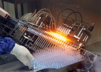 Fabrika ortamında makinelerle üretim yapılan modern bir tıbbi malzeme üretim tesisi.