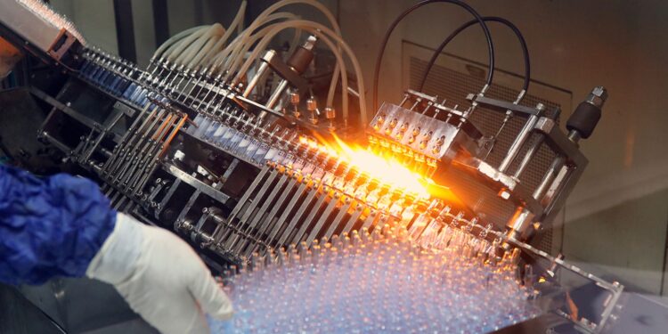 Fabrika ortamında makinelerle üretim yapılan modern bir tıbbi malzeme üretim tesisi.