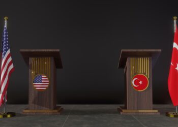 ABD ve Türkiye bayraklarının yer aldığı kürsülerin bulunduğu karanlık stüdyo.