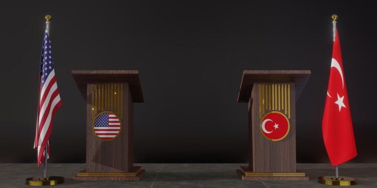 ABD ve Türkiye bayraklarının yer aldığı kürsülerin bulunduğu karanlık stüdyo.