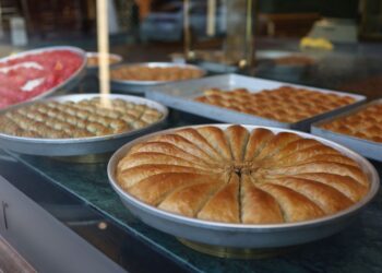 Vitrin arkasında sergilenen taze ve lezzetli Türk tatlıları ve börekleri