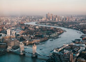 Londra şehrinin üzerinde gökyüzünden Thames Nehri ve köprülerin genel görünümü